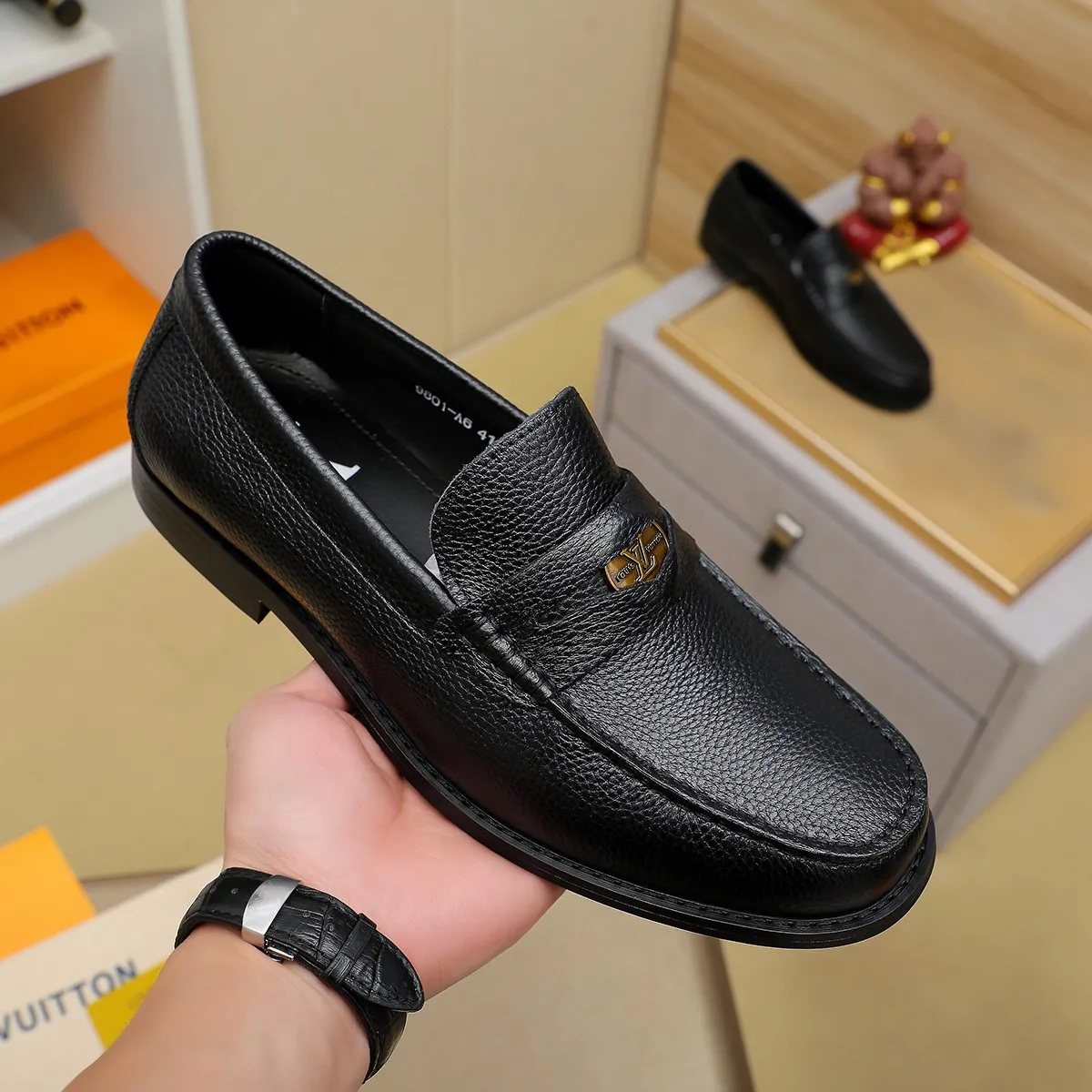 Men's shoes 460 💰 Louis Vuitton LV ® 🆕 model 🔛 full shoe counter, first layer cowhide, 🐂leather lining casual shoes for men, super soft outsole, a must-have for driving. Synchronized with the counter, original first layer cowhide, completely 1:1 mold customization 🌹 top version, color optional! Number: 38-44 (45.46 customized)